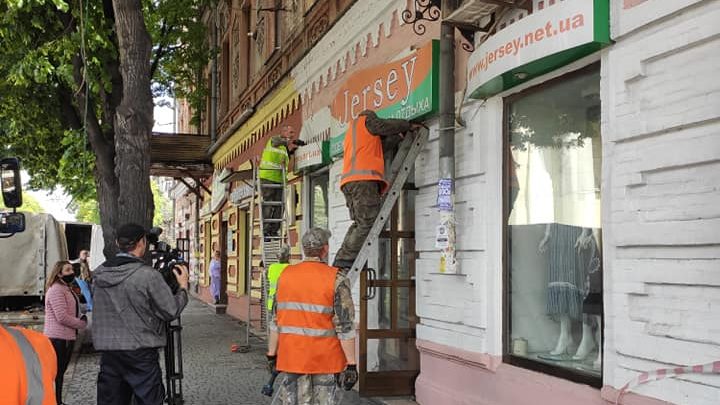 В Запорожье знаменитый дом Лещинского чистят от вывесок, — ФОТО