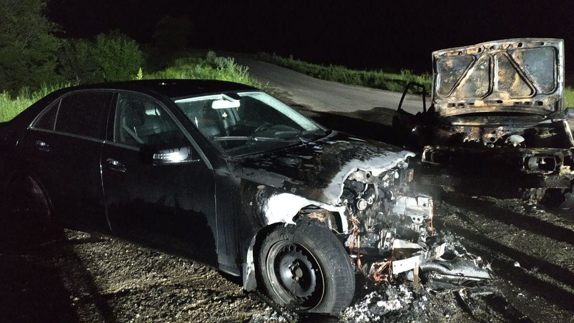 В Запорожье стокнулись Мерседес и «восьмерка»: один автомобиль полностью сгорел, – ФОТО
