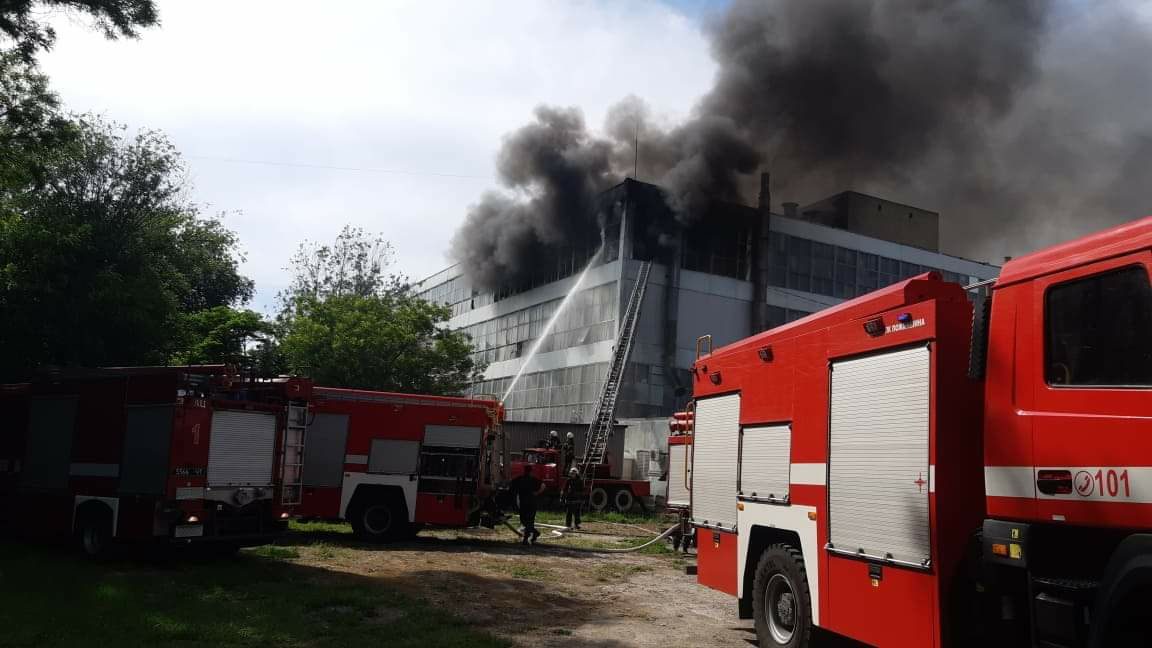 Пожар на обувной фабрике «Мида» в Запорожье тушили 60 спасателей и 13 единиц техники, – ВИДЕО