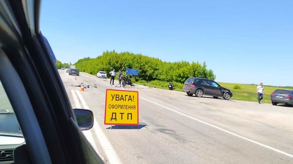 Под Запорожьем на трассе водительница Мерседеса устроила ДТП: пострадали двое мотоциклистов, – ФОТО