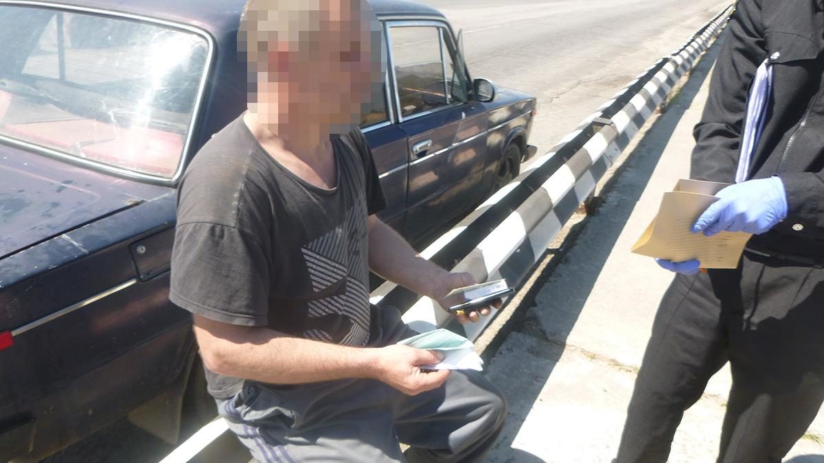 В Запорожье пьяный водитель без прав пытался откупиться от полицейского, – ФОТО