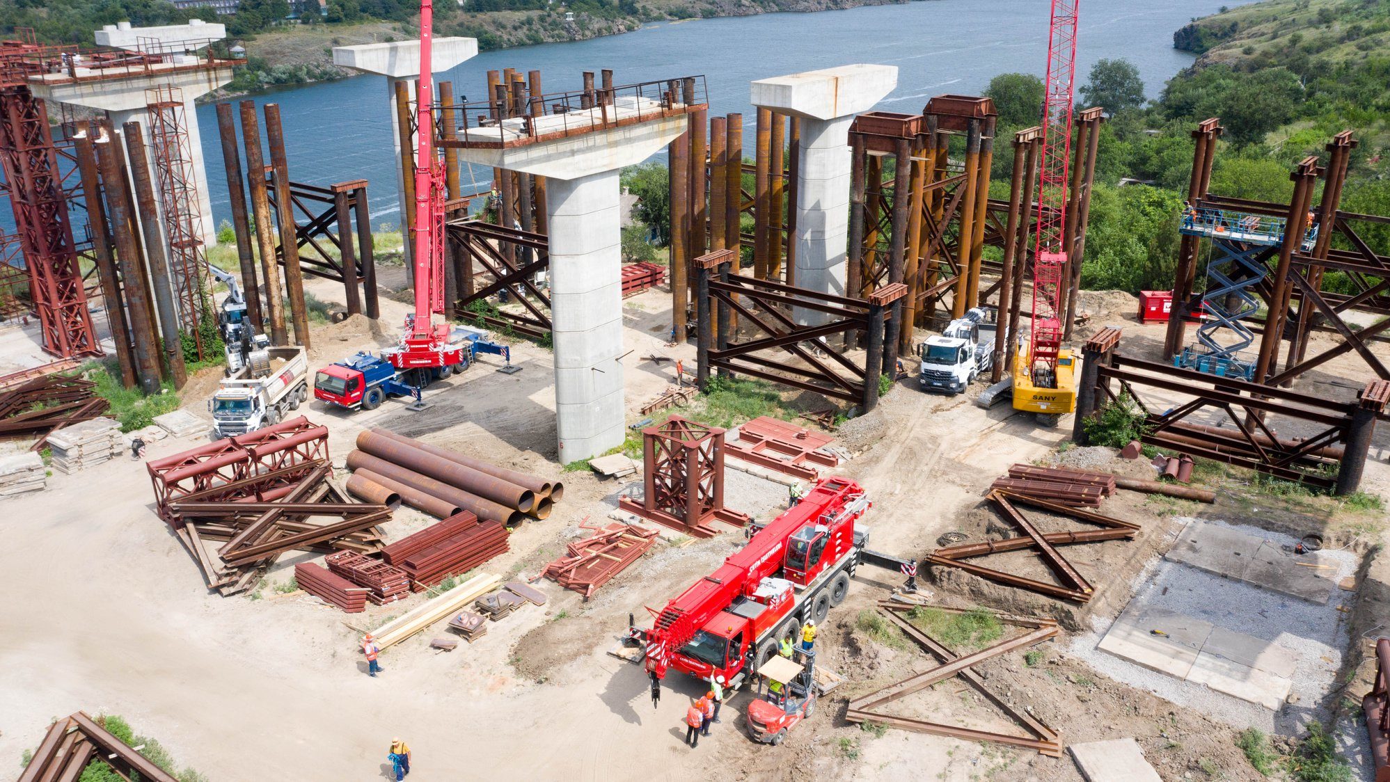 В Запорожье продолжается строительство мостов через Днепр: что сейчас делают турецкие подрядчики, – ФОТОРЕПОРТАЖ