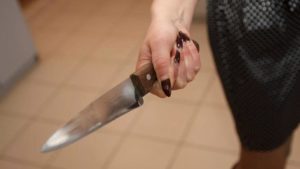 В Запорожье женщина ударила ножом в грудь своего мужа