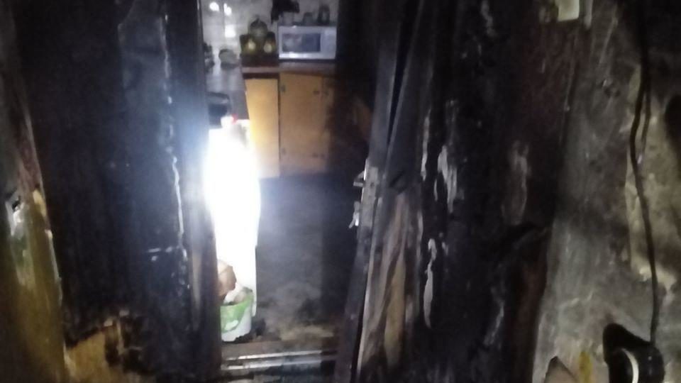 В многоэтажке Запорожья горела квартира: из дома эвакуировали жителей, спасли двух взрослых и ребенка