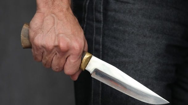 В Запоріжжі двох людей порізали ножем