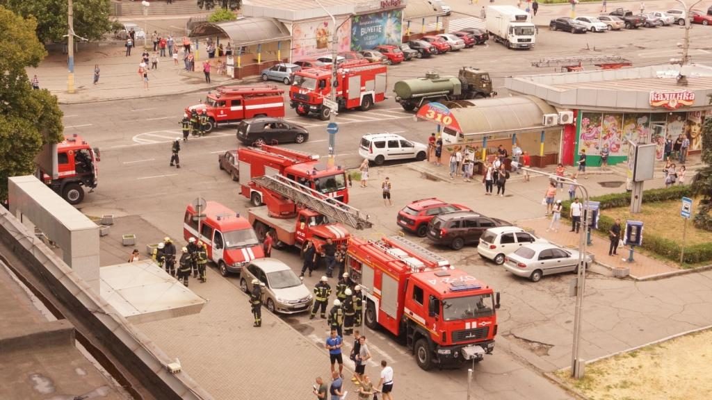 У Запоріжжі пожежу в «Інтуристі» приїхали гасити 60 рятувальників і 15 пожежних машин, – ФОТО