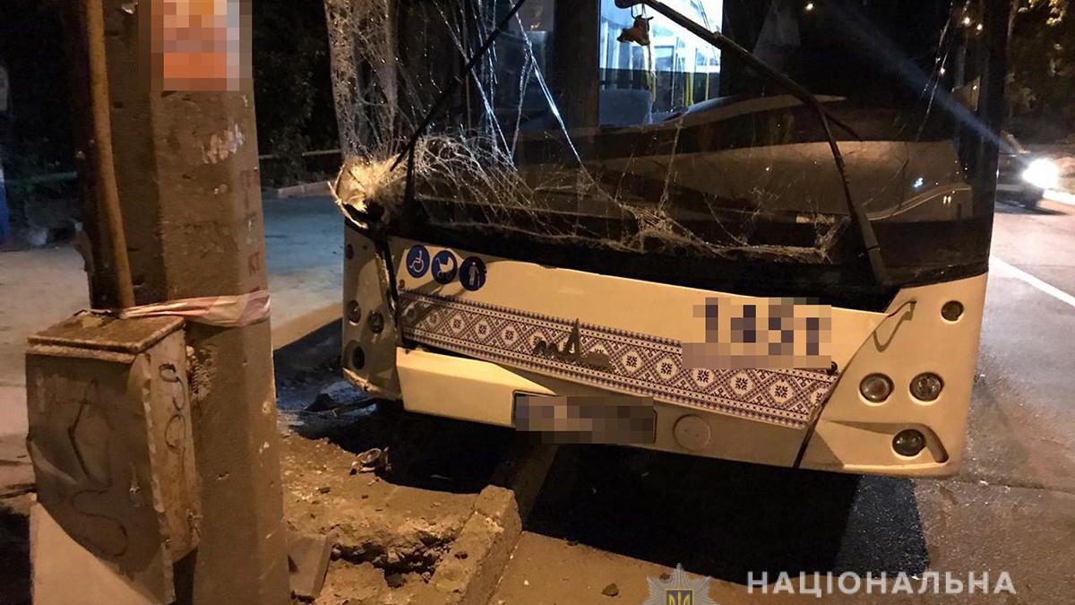 У Запоріжжі маршрутний автобус врізався в стовп: постраждали шестеро пасажирів, – ФОТО
