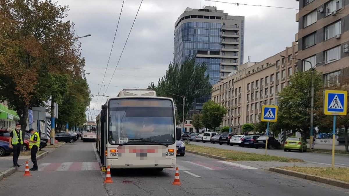 Правоохоронці затримали водія тролейбусу, який наїхав на жінку на центральному проспекті Запоріжжя