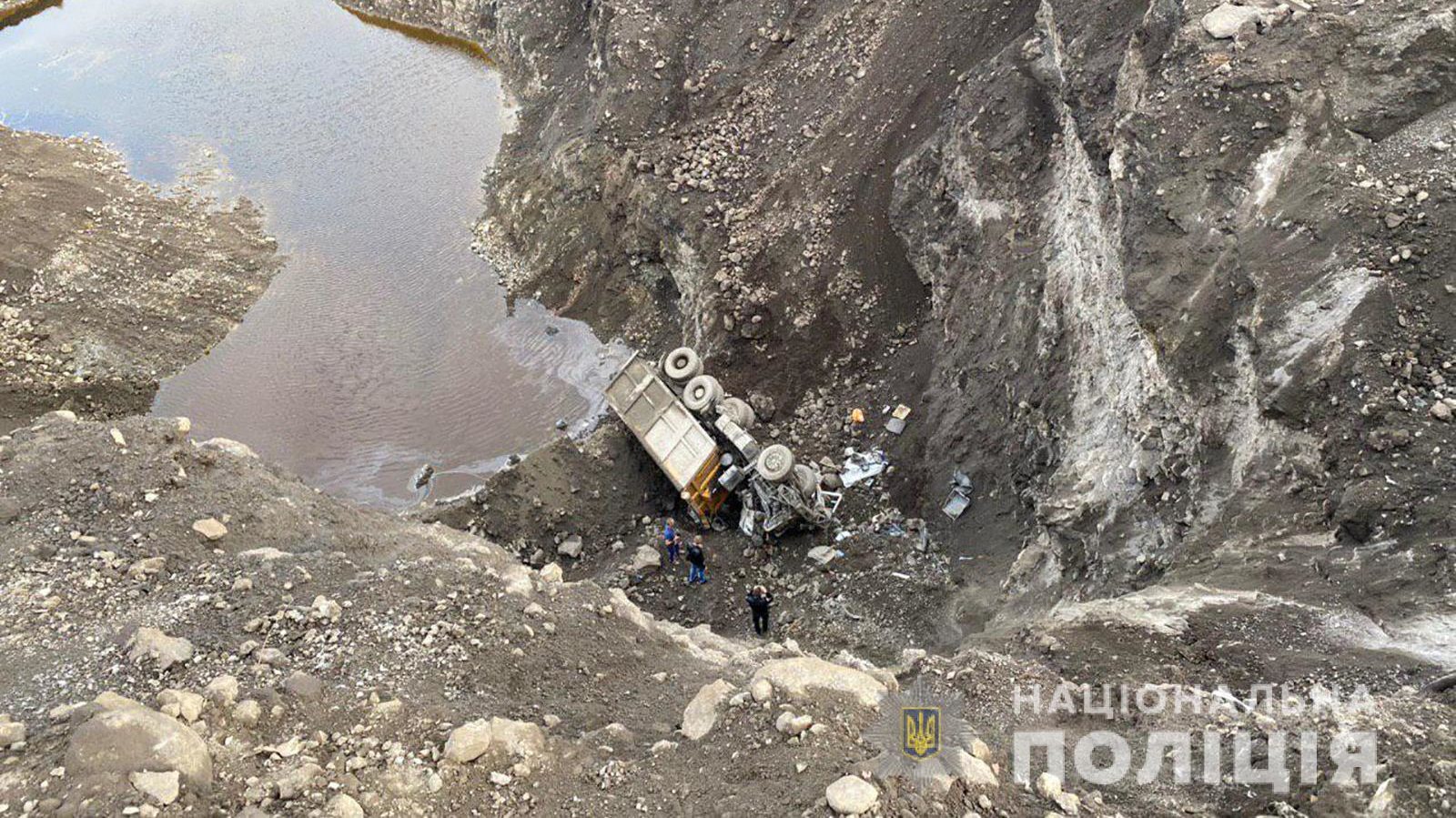 В Заводском районе Запорожья грузовик упал с 25-метровой высоты: водитель погиб на месте