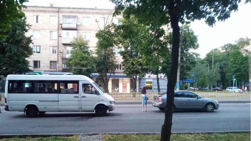 В Запорожье маршрутка врезалась в иномарку: пострадали 5 пассажиров, – ФОТО