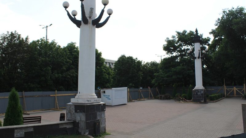 В Запорожье накренились колонны на Аллее Трудовой Славы, – ФОТО