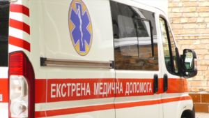 На трасі в Запорізькій області мікроавтобус влетів у вантажівку: медики госпіталізували постраждалого
