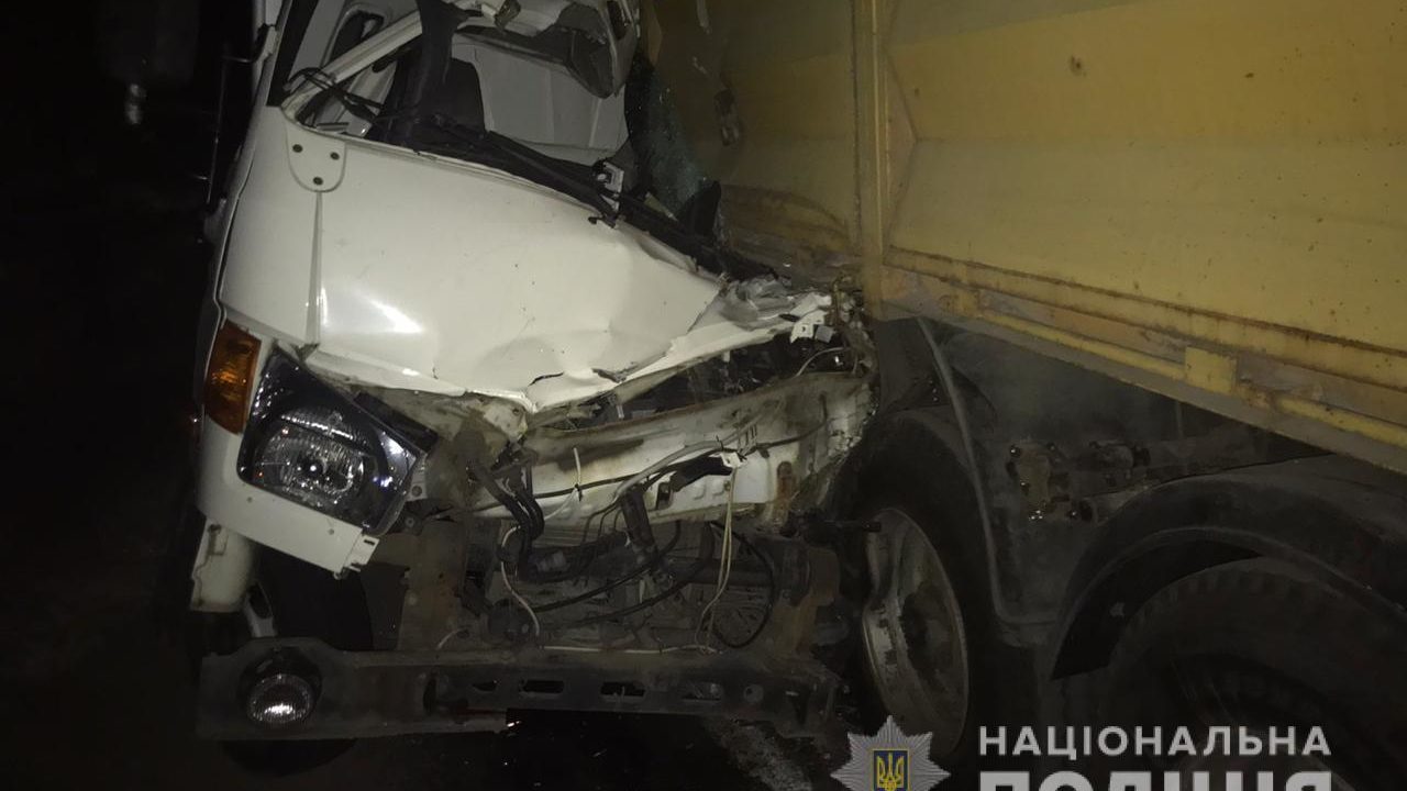 В Запорожье водитель протаранил прицеп грузовика: мужчина погиб на месте, – ФОТО