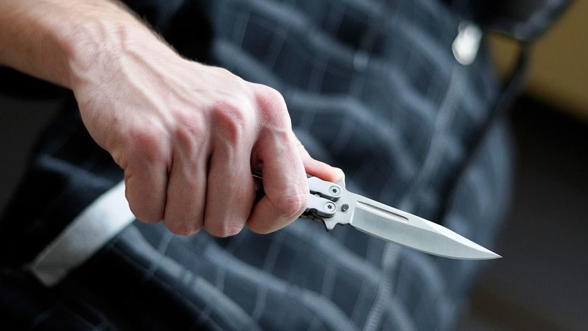 Житель Запорізької області в кафе вдарив ножем двох іноземців
