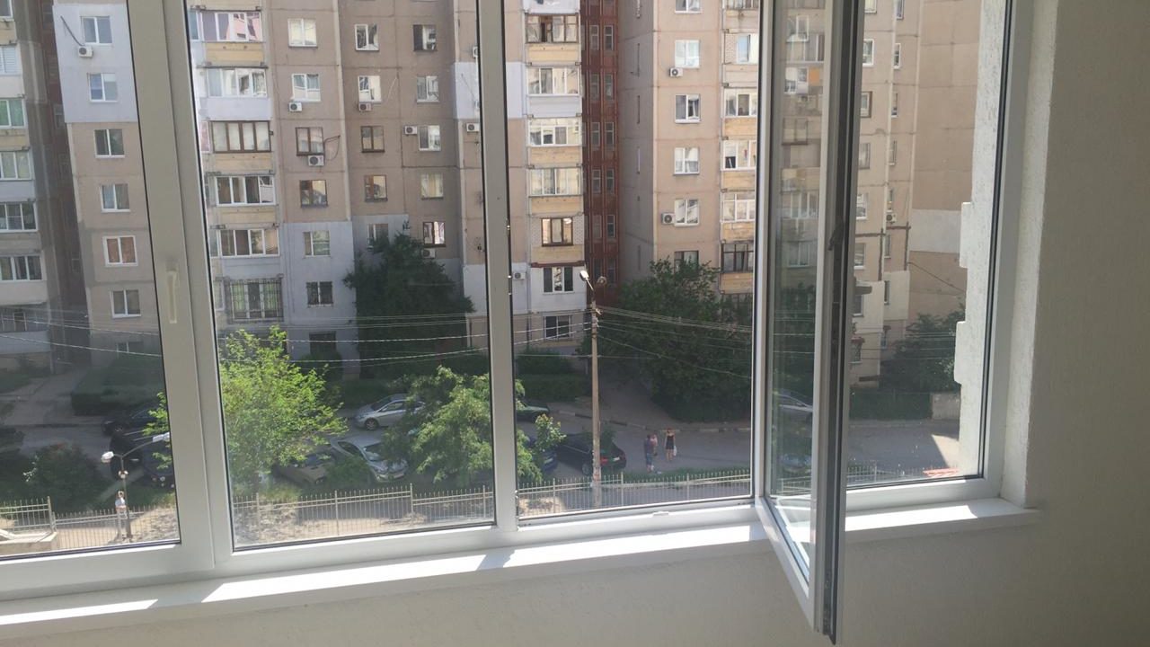 В Запорожье пенсионерка выпала из окна квартиры и разбилась насмерть