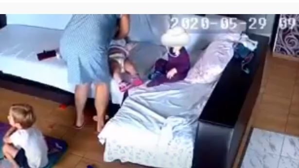 У Запоріжжі няню нелегального дитсадка, яка задушила подушкою однорічну дівчинку, залишили під арештом
