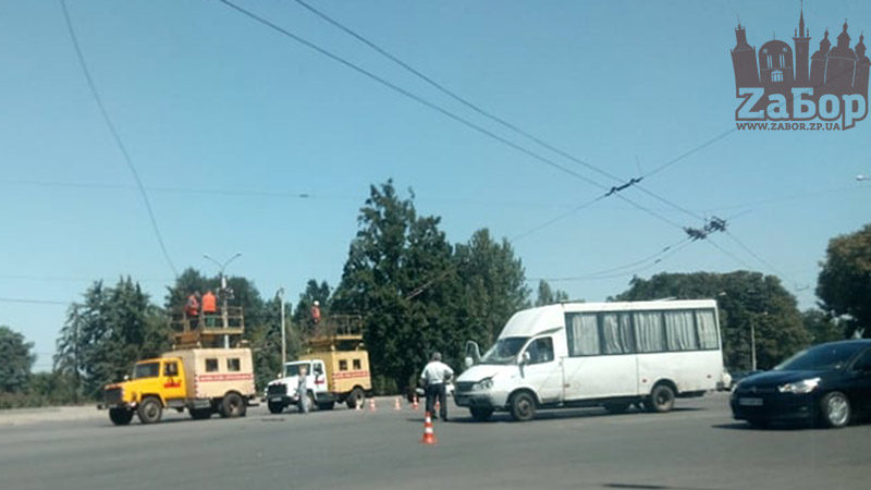 В центре Запорожья троллейбусный провод упал на маршрутку, — ФОТО
