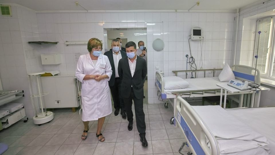 Во время визита в Запорожье президент Зеленский побывал в военном госпитале, – ФОТО