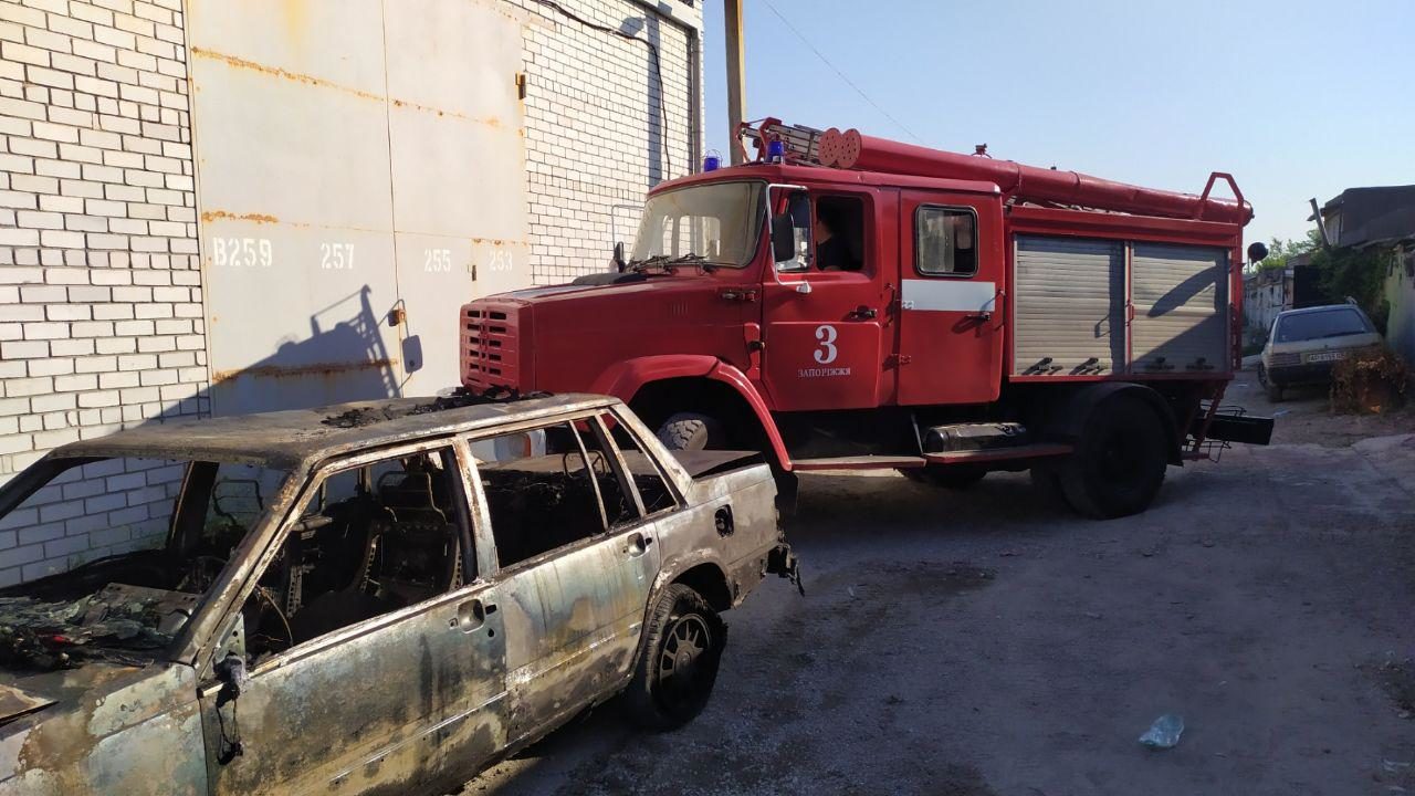 В Днепровском районе Запорожья пылали гаражи, — ФОТО