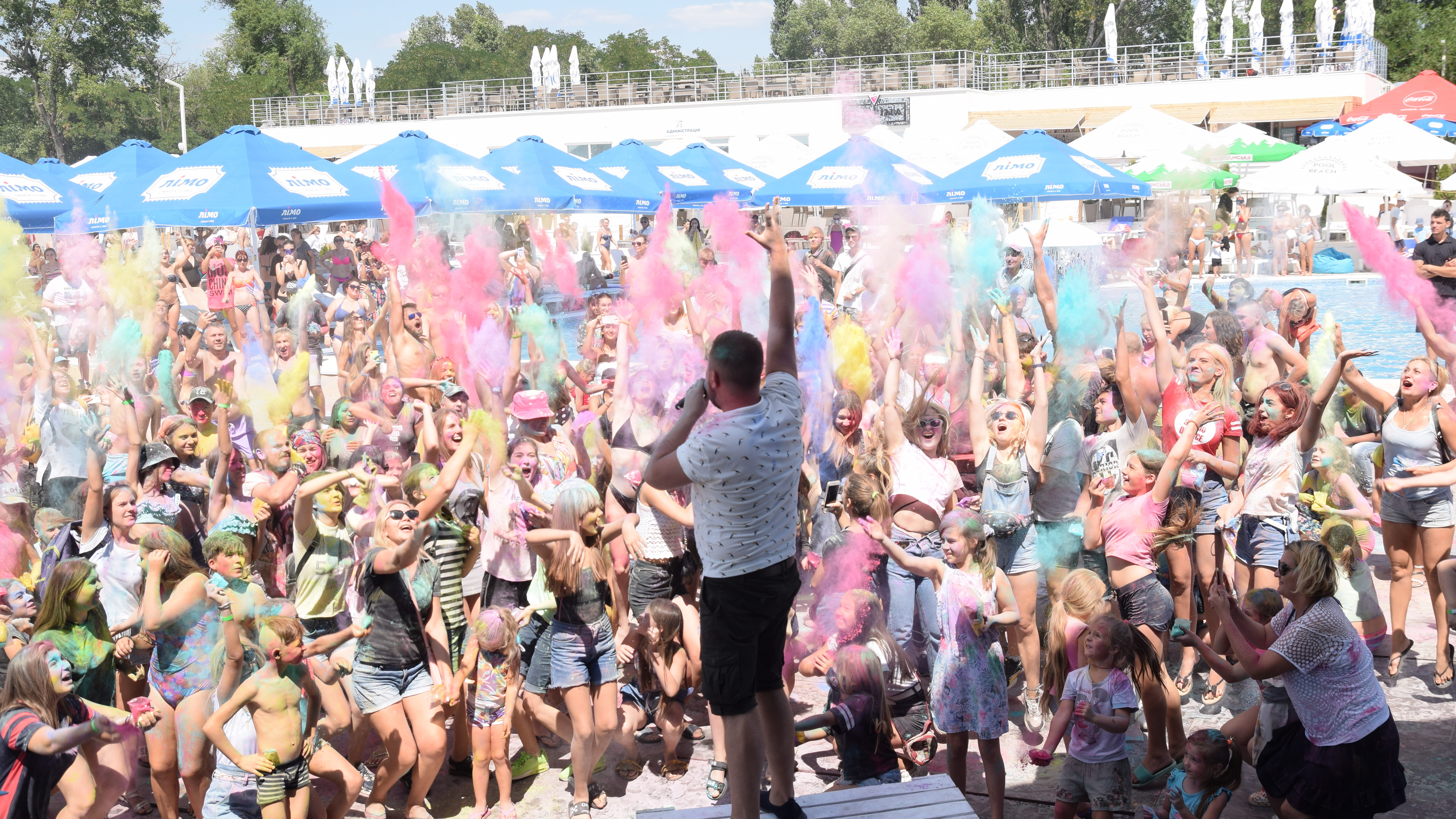 В Запорожье в фестивале красок Холи приняли участие сотни жителей города: как это было, – ФОТОРЕПОРТАЖ
