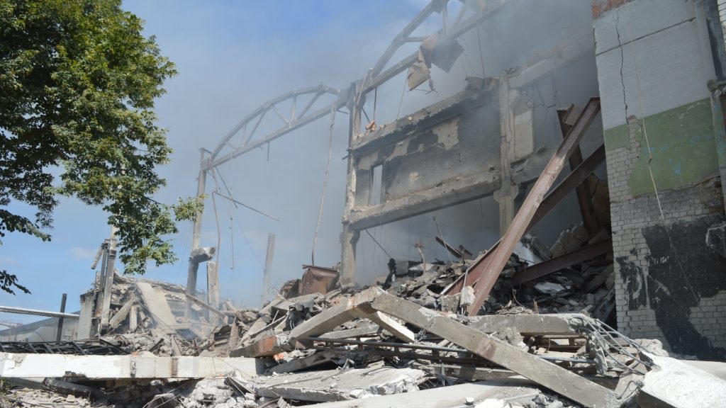 В Чернигове сгорело трехэтажное здание: прогремел взрыв, – ФОТО