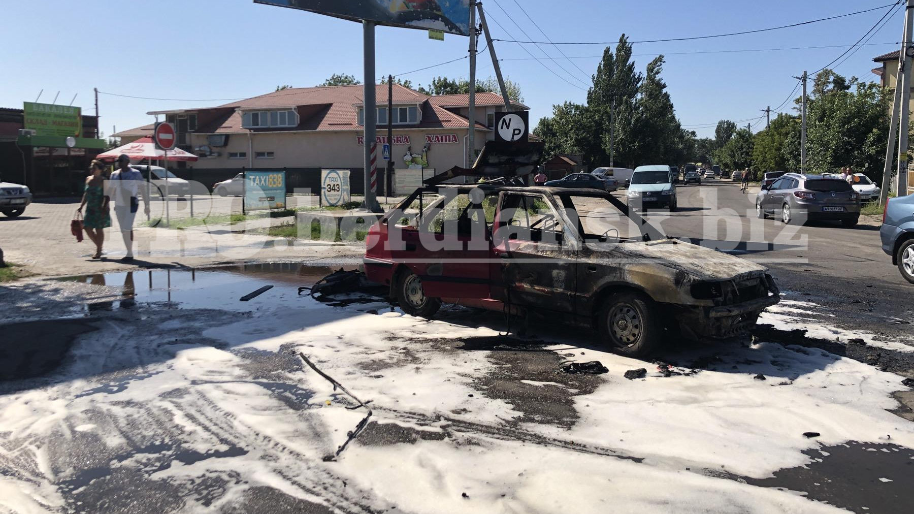 На запорожском курорте возле газовой заправки дотла сгорел автомобиль, – ВИДЕО