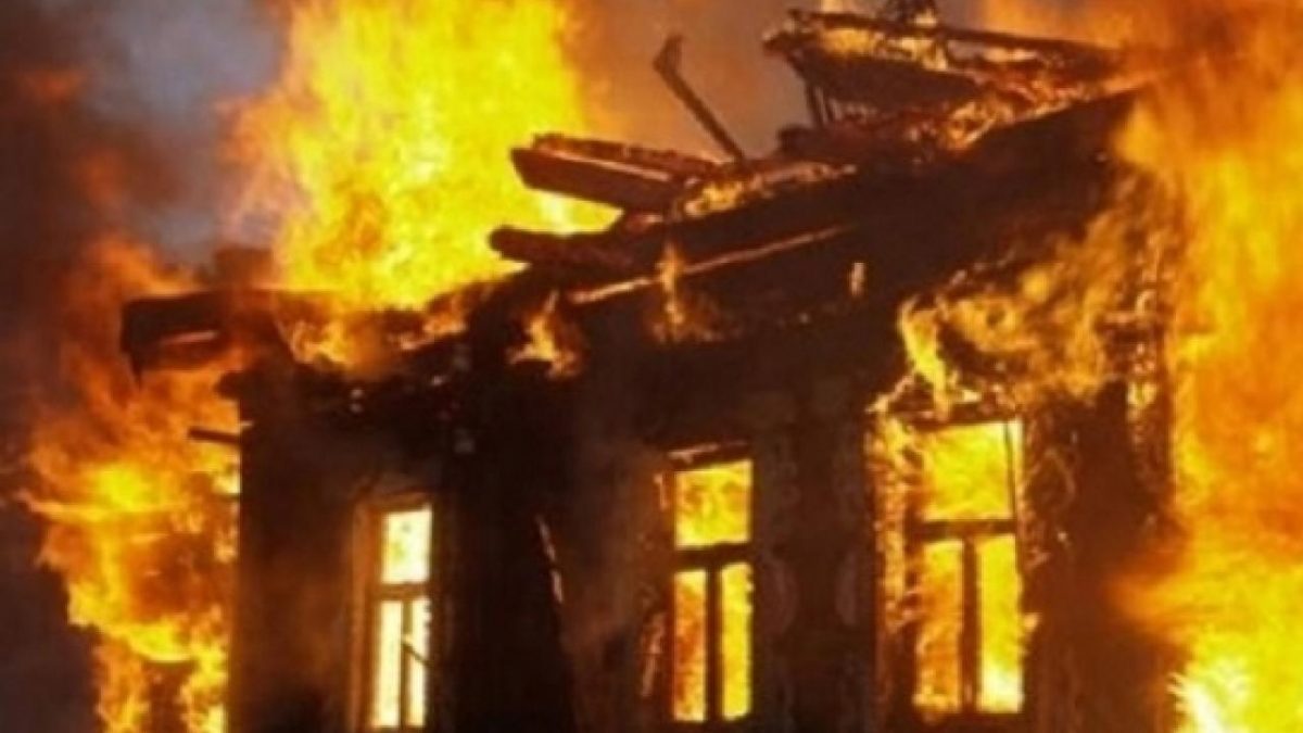 В Запорожской области ГСЧС-ники спасли из пожара молодую девушку