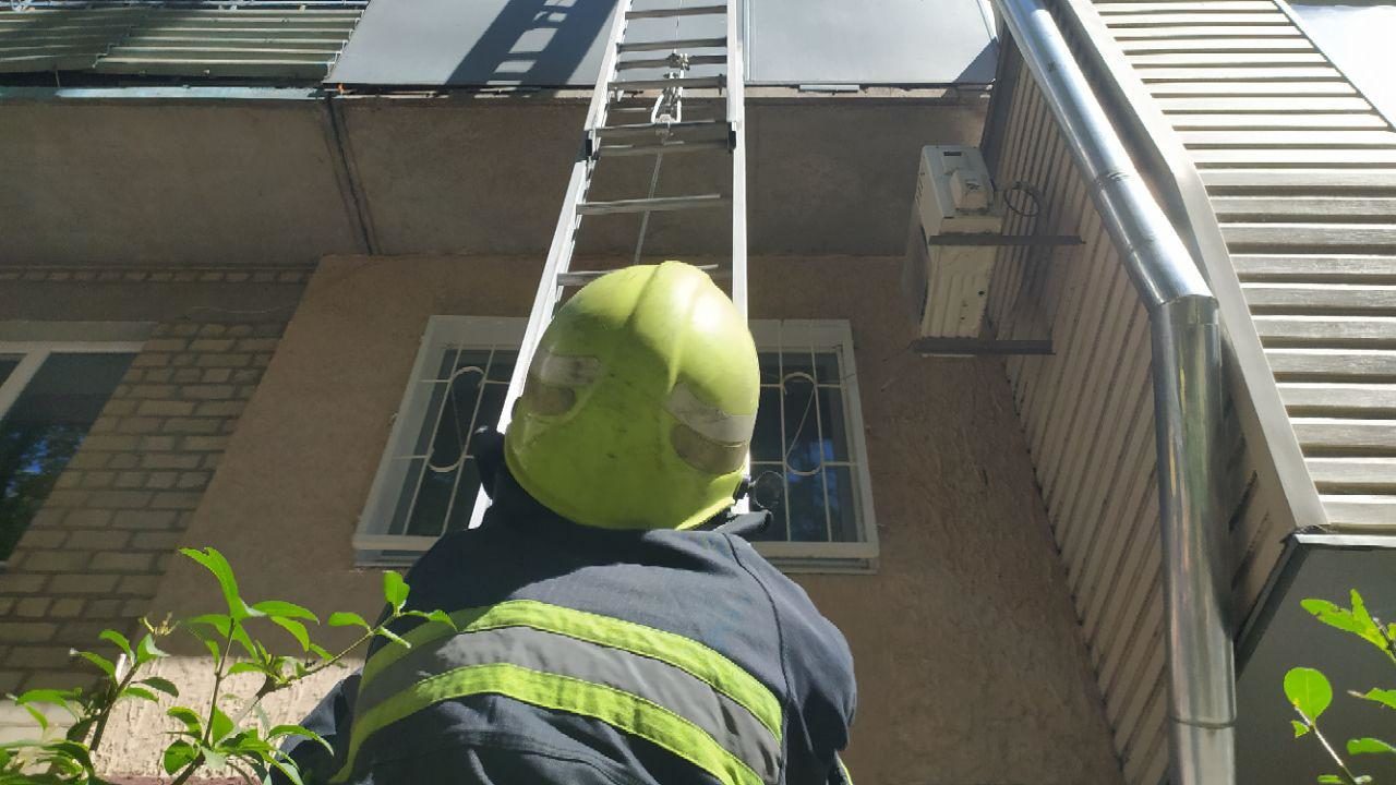 В Запорожье пенсионерке стало плохо: спасателям пришлось попасть в квартиру через балкон, — ФОТО