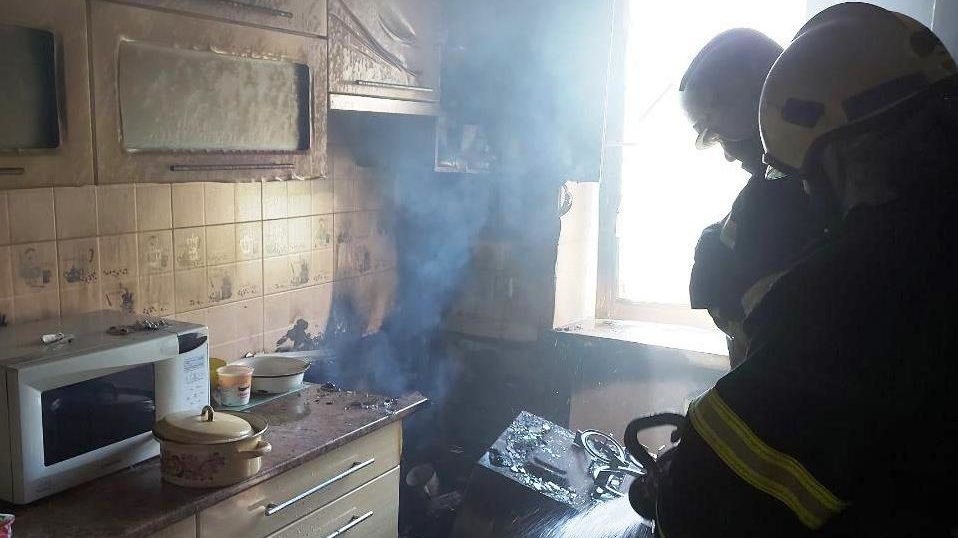 В мелитопольской квартире горела кухня: приехало 8 спасателей, — ФОТО