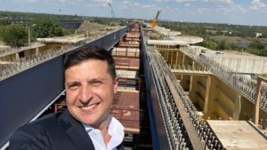 Президент Владимир Зеленский посмотрел, как идет строительство запорожских мостов, – ФОТО