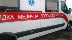 В Запорізькому районі молодик впав з даху: його госпіталізували з численними травмами