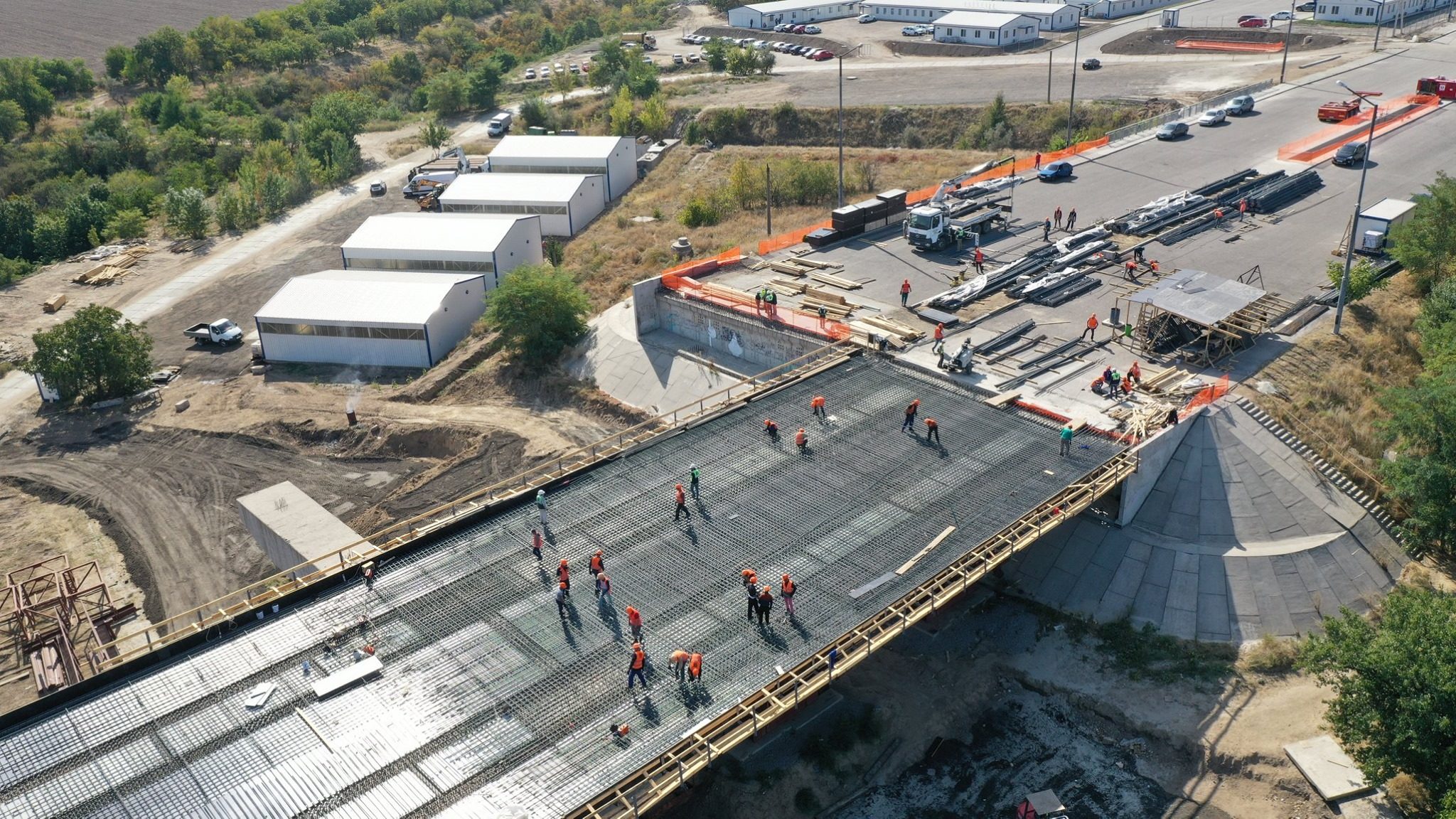 В Запорожье активно продолжается строительство мостов через Днепр: работают более 500 строителей, – ФОТОРЕПОРТАЖ