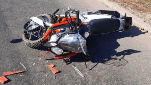 У Запоріжжі на Набережній мотоцикліст врізався в машину, яка зупинилася перед зеброю, – ФОТО