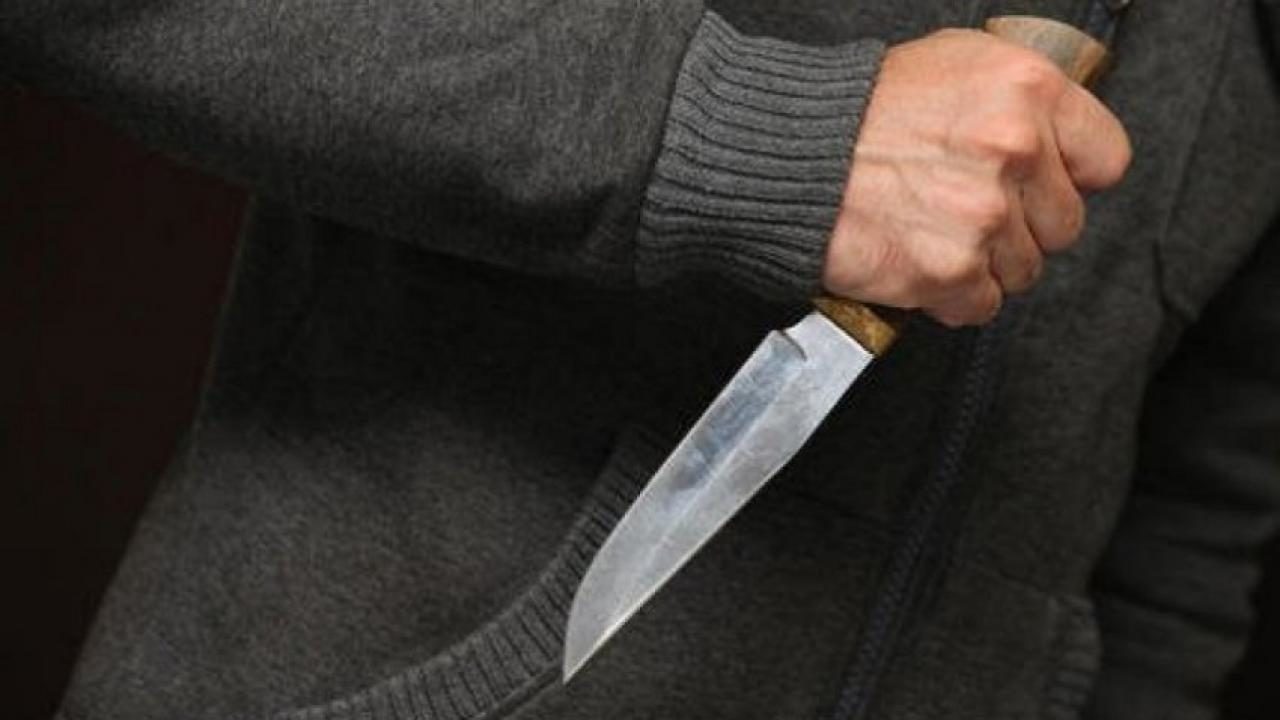 В Запорожье пьяный мужчина возле киоска порезал ножом двоих случайных прохожих: один из них – умер