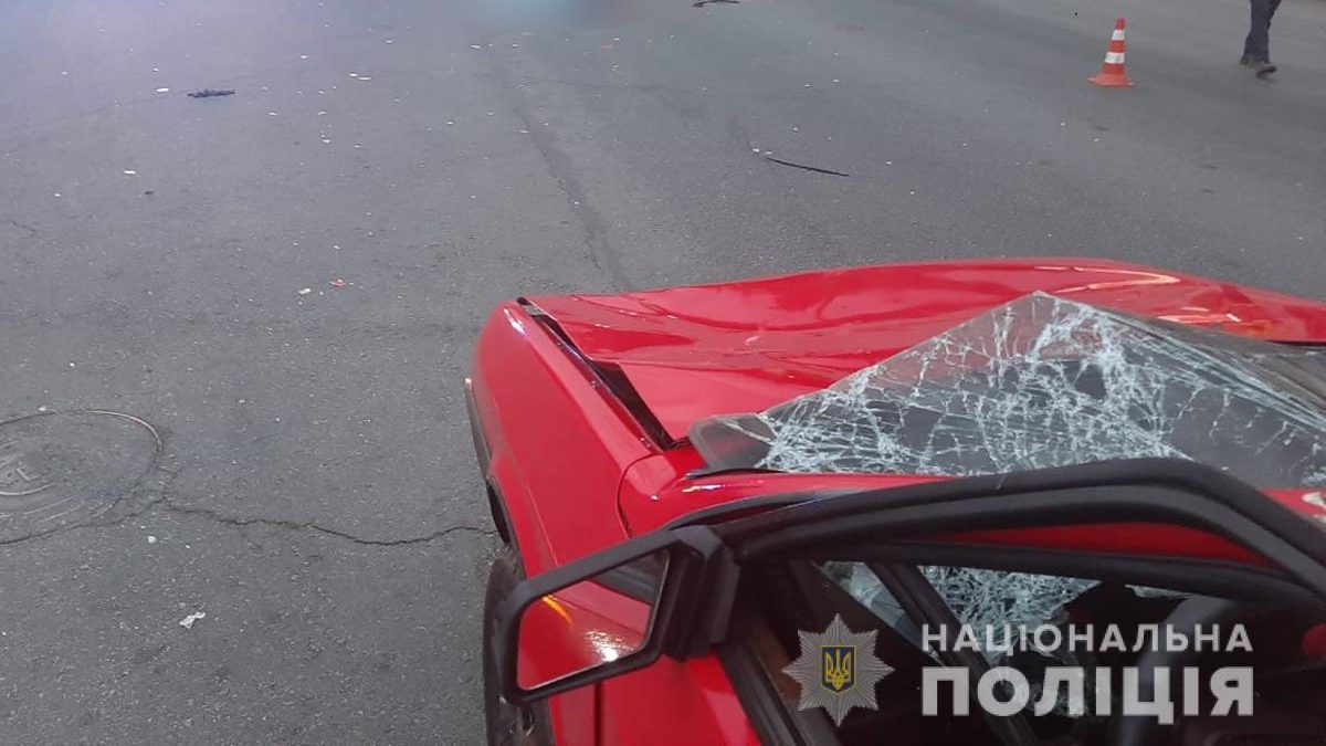 У центрі Запоріжжя водій під кайфом збив пішохода, який перебігав дорогу на червоне світло, – ФОТО
