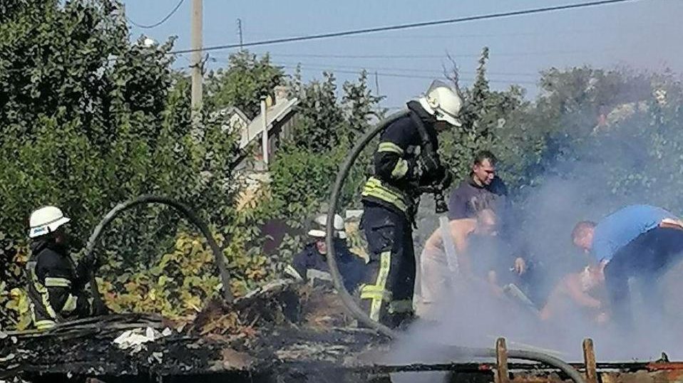 В Запорізькому районі в будинку майже чотири години бушувала пожежа, — ФОТО