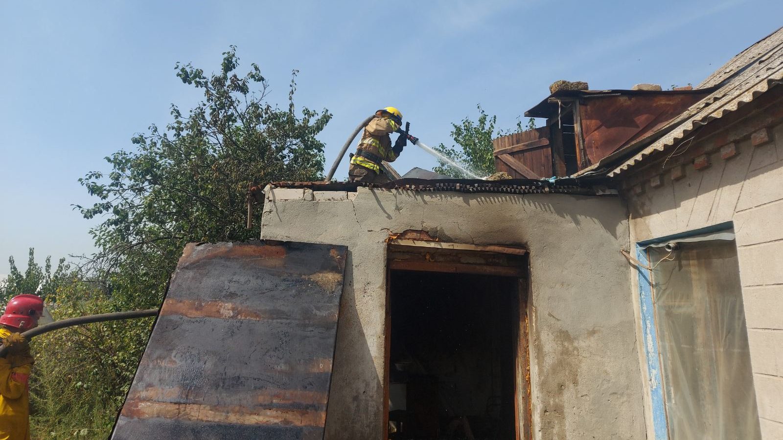 В Мелітопольському районі сталась пожежа: будинок згорів повністю, господаря госпіталізували, — ФОТО