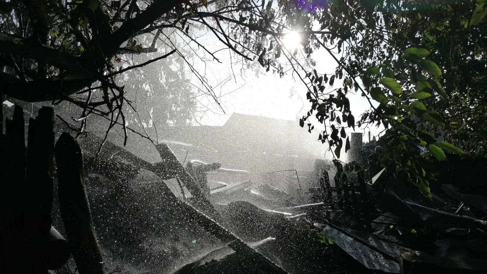 В Мелітополі згоріло сім господарчих споруд, — ФОТО