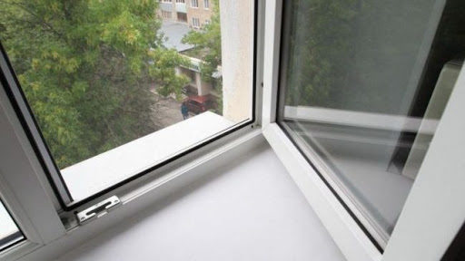В Запорожье 12-летняя девочка выбросилась из окна после расставания с парнем