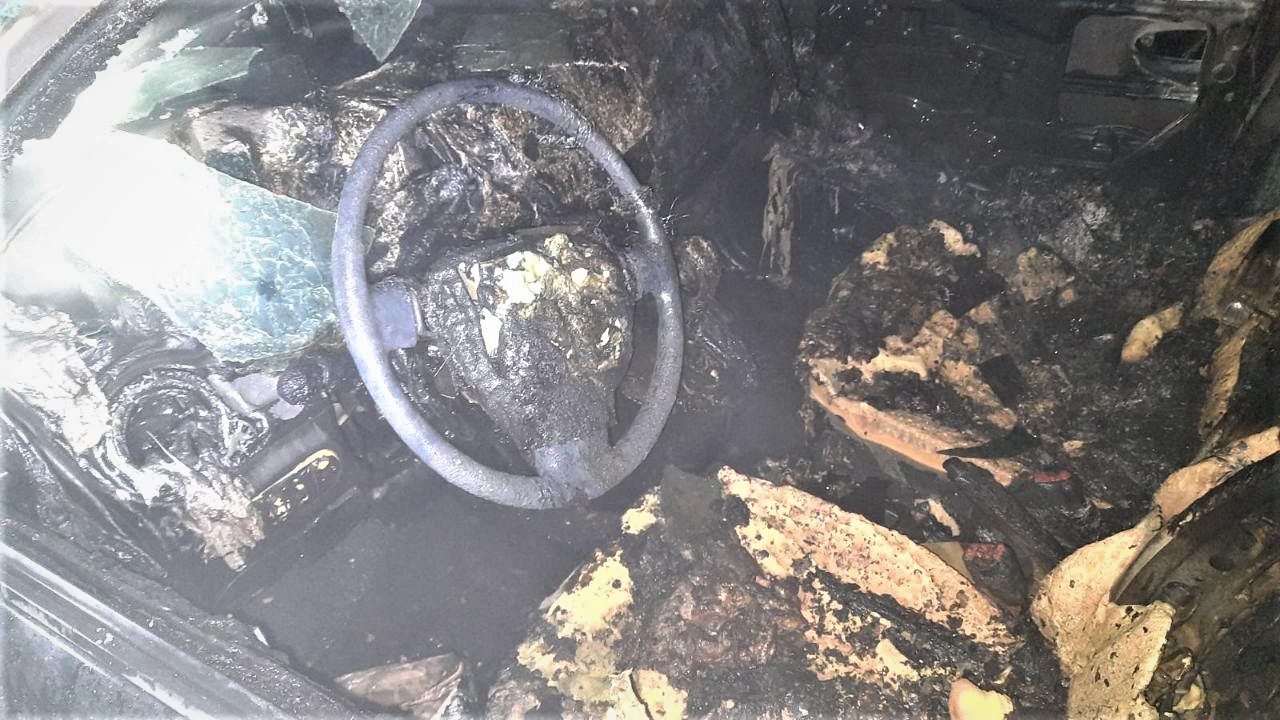 В Коммунарском районе двое неизвестных подожгли автомобиль: полиция рассказала подробности, — ФОТО