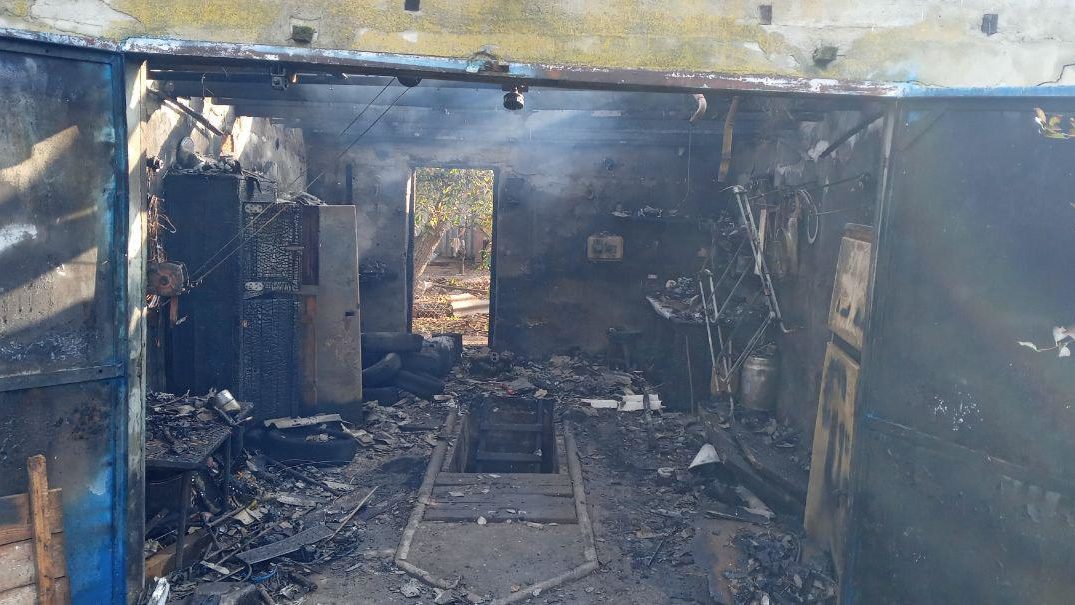 В Запорожской области в гараже произошел пожар: машина внутри него сгорела полностью, - ФОТО