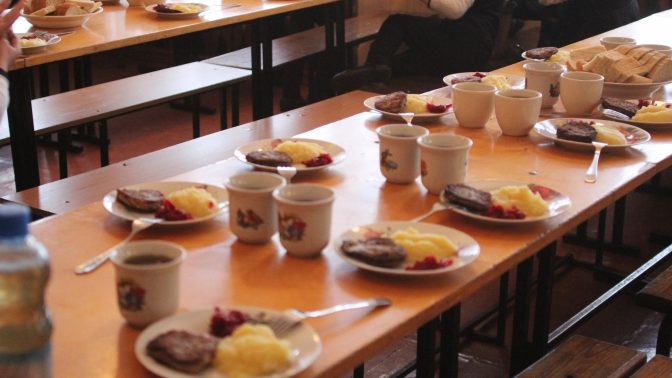 Запорожцы подписывают петицию за возвращение бесплатного питания в школах