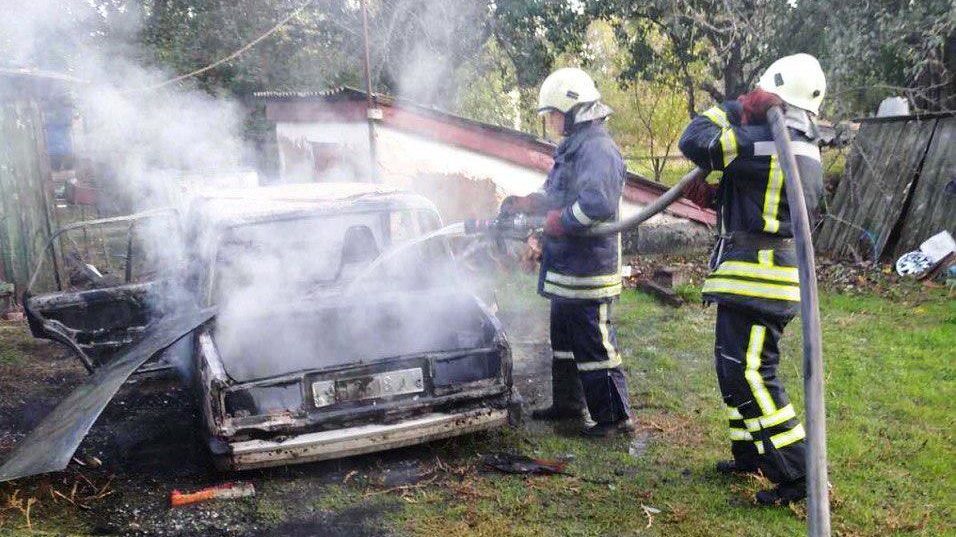 В Запорожской области горела машина: машину тушили 5 спасателей, — ФОТО