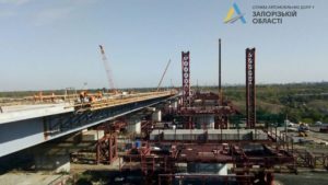 В Запорожье круглосуточно строят мосты через Днепр: что уже успели сделать подрядчики, – ФОТО