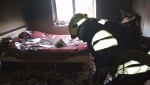 Сегодня утром в Запорожье в многоэтажке произошел пожар: эвакуировали людей, одна девушка пострадала, — ФОТО