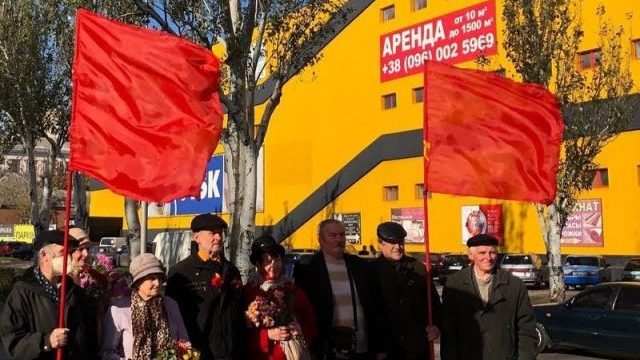 На Запоріжжі пенсіонери з червоними прапорами влаштували ходу до колишнього пам'ятника Леніну, — ФОТО