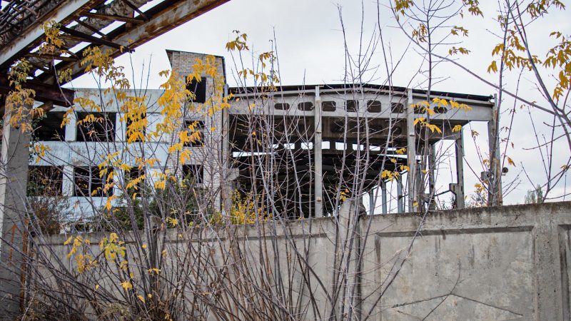 В Запорожье разрушается заброшенный ангар для строительных материалов, – ФОТО