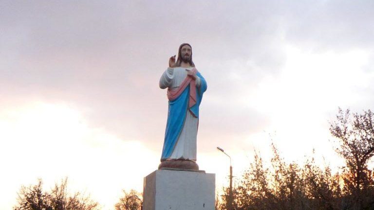В Запорожской области в центре села вместо демонтированного Ленина установили скульптуру Христа Спасителя, – ФОТО