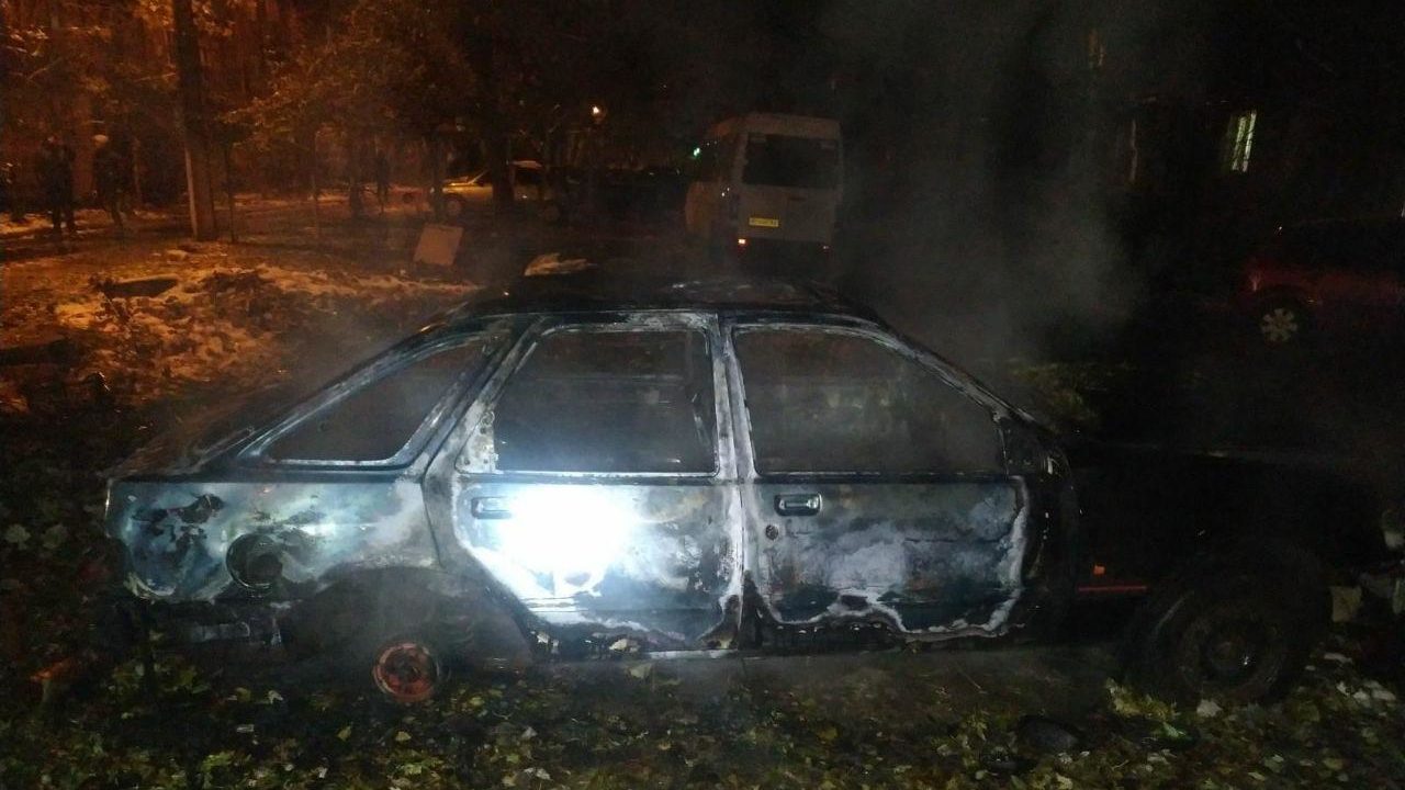 В одному з районів Запоріжжя спалахнула машина: на місці працювали 9 рятувальників