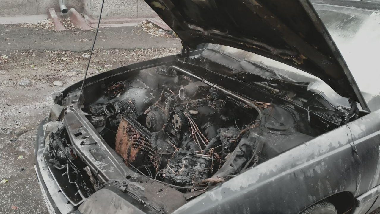 Утром в Запорожье вспыхнула машина: огонь ликвидировали 8 пожарных, — ФОТО